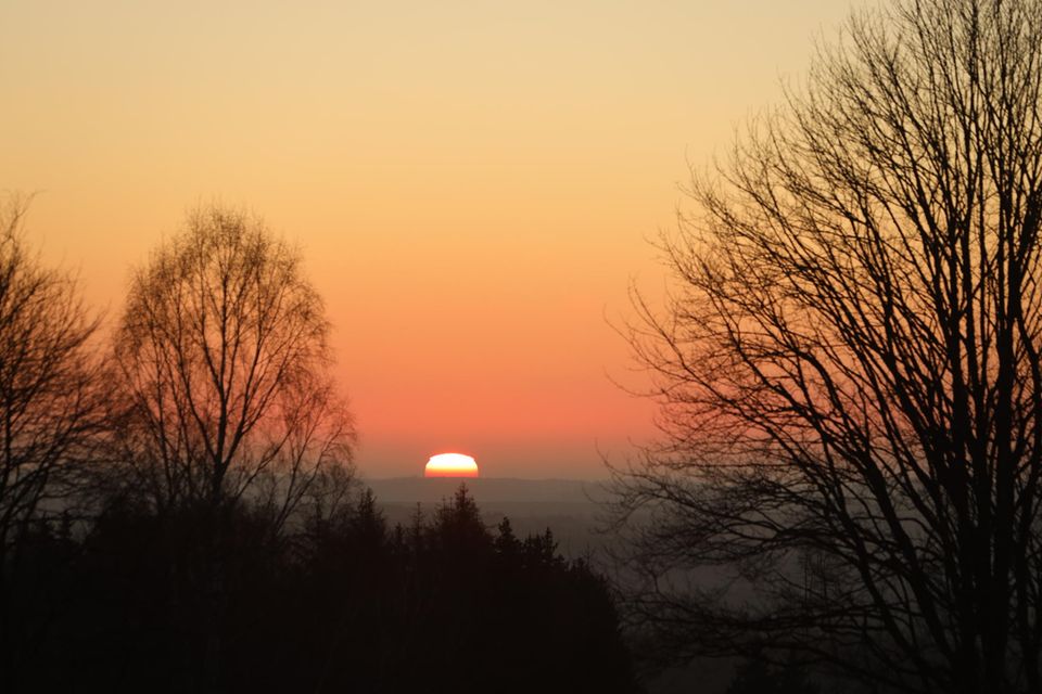 Tagundnachtgleiche: Sonne steigt zur Morgendämmerung am Horizont auf