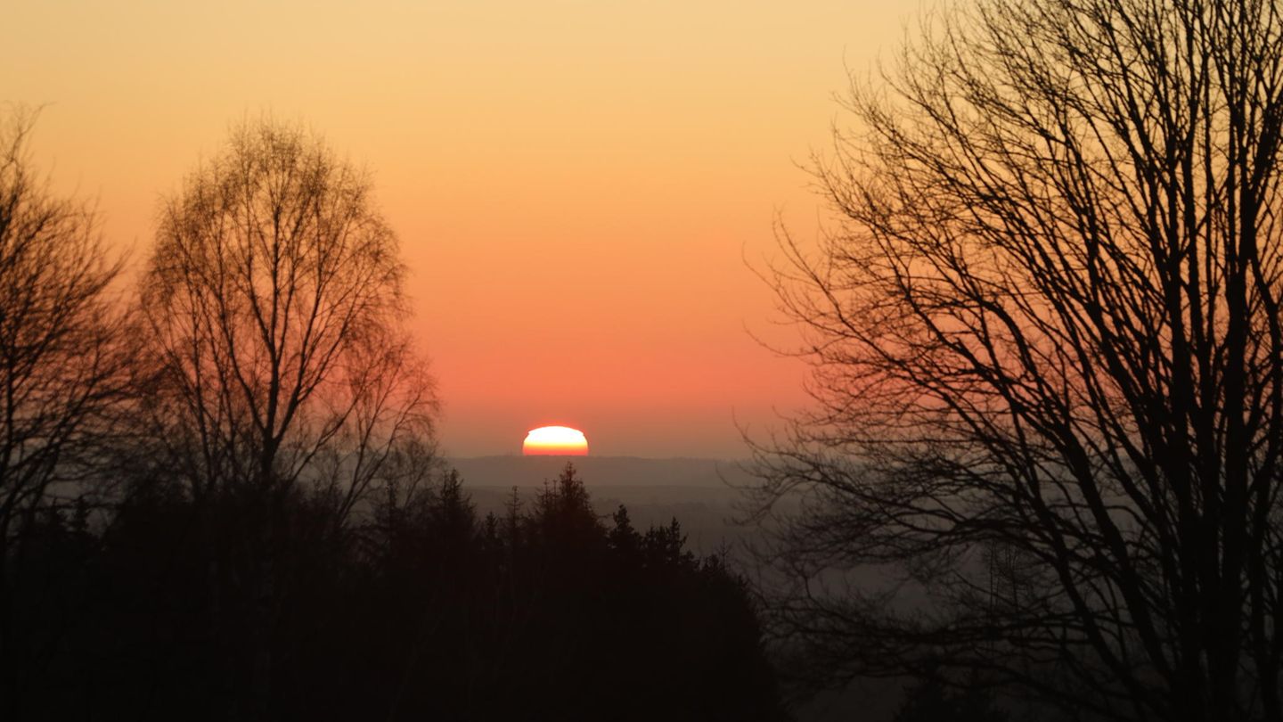 Tagundnachtgleiche: Sonne steigt zur Morgendämmerung am Horizont auf