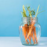 Alte Möhren in einem Wasserglas