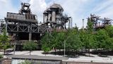 Altes Industriegelände mit Bäumen bepflanzt
