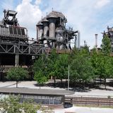 Altes Industriegelände mit Bäumen bepflanzt