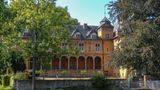 Blick auf ein Schloss bei Sonennschein