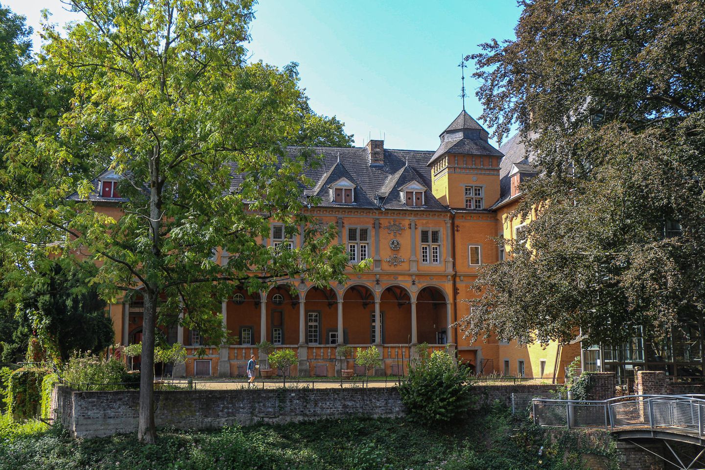 Noch Platz auf der Tanzkarte? Blick auf ein Schloss bei Sonennschein