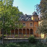 Blick auf ein Schloss bei Sonennschein