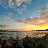 Blick auf den Rhein bei Sonnenuntergang