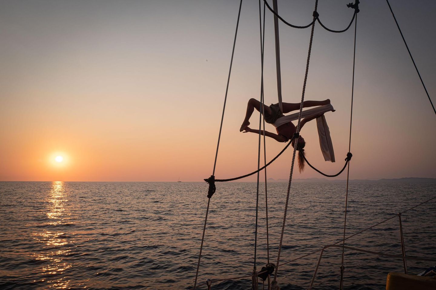 Luftakrobatin Irini macht in der Takelage der "Utopia Quest" eine gute Figur; ihr Netz ist das Meer