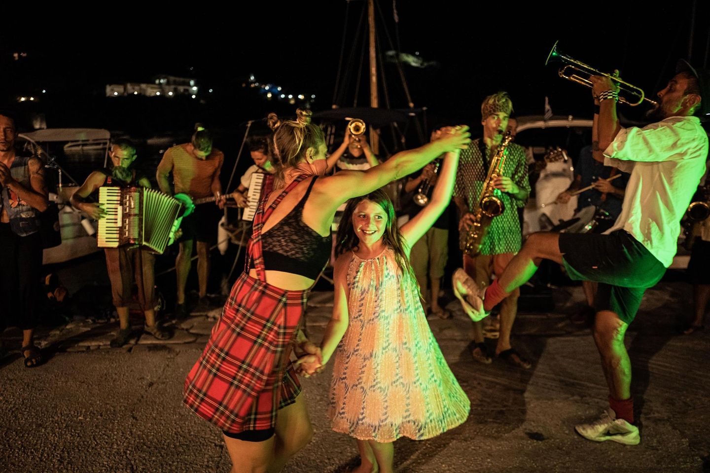 Sie stehen für alternative Lebensentwürfe: Nach manchen Abenden wächst die Mannschaft, weil spontan jemand mit an Bord kommt