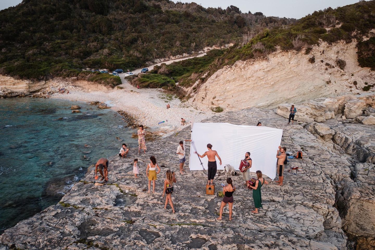 Alles andere als platt: Die untergehende Sonne vor Paxos nutzen die Zirkusleute, um für ihr neues Stück zu proben, auch Schattenspiele hinter der Leinwand