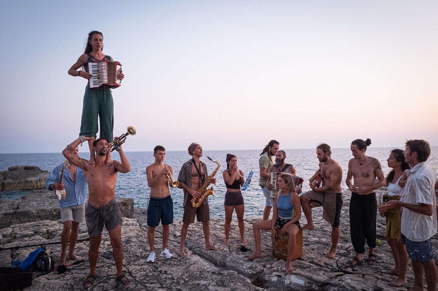 Kurz vor Sonnenuntergang versammeln sich die Sea Clowns zum letzten Lied. Das Akkordeon spielt eher die hohen Töne