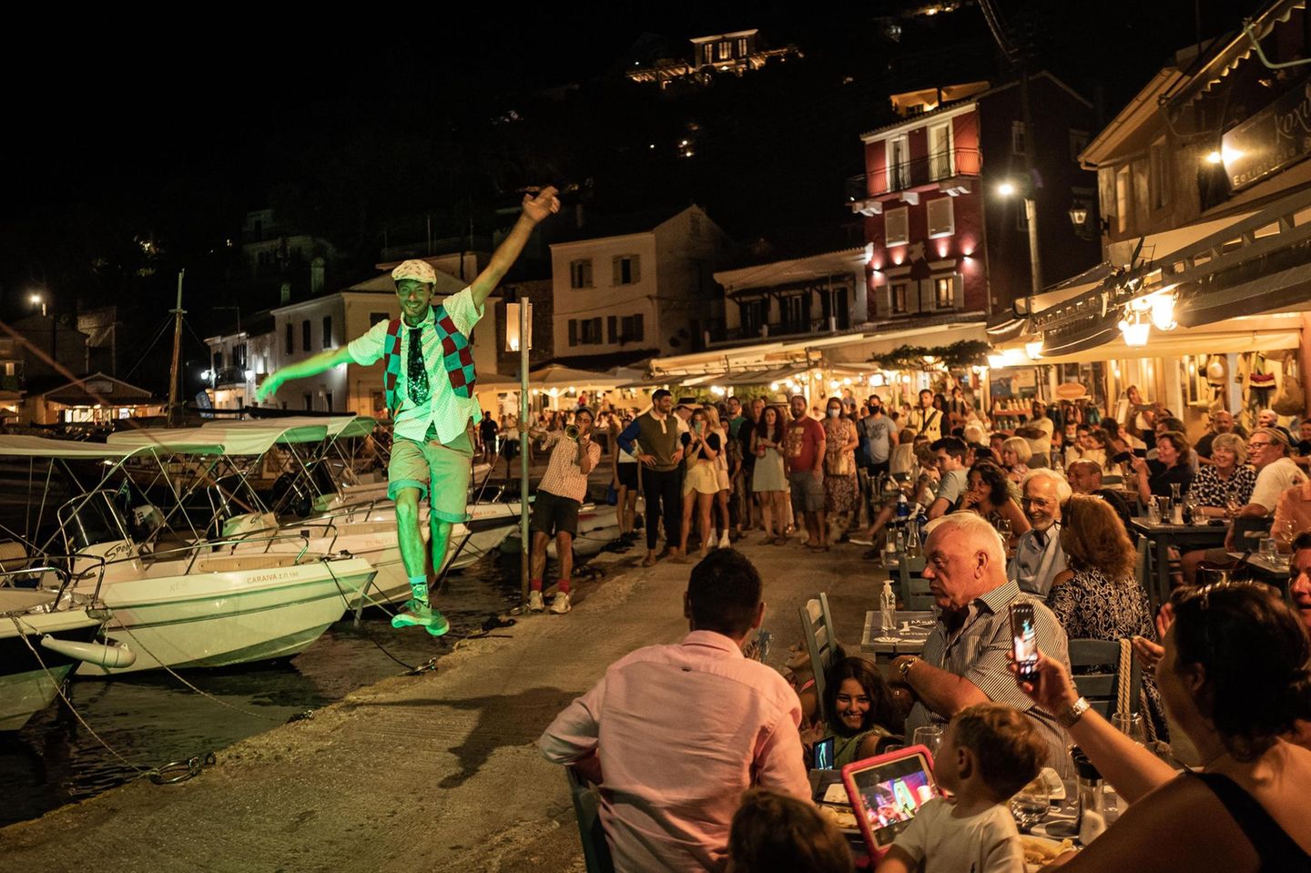 Fred läuft im Hafen der Insel Paxos auf dem Seil zu Höchstform auf und wird zum griechischen Handy-Star