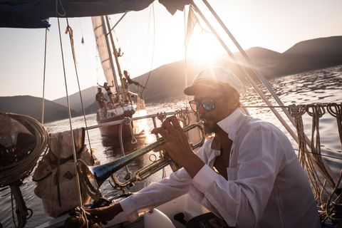 Eine Probe? Oder einfach nur pure Lebenslust? Wenn die Sea Clowns in einer Bucht vor Anker gehen, packen sie ihre Instrumente aus – auch Alvaro Ramirez, einer der Gründer. Seine Trompete trägt die Patina von vielen Auftritten – und der salzigen Meeresluft