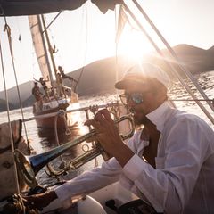 Eine Probe? Oder einfach nur pure Lebenslust? Wenn die Sea Clowns in einer Bucht vor Anker gehen, packen sie ihre Instrumente aus – auch Alvaro Ramirez, einer der Gründer. Seine Trompete trägt die Patina von vielen Auftritten – und der salzigen Meeresluft