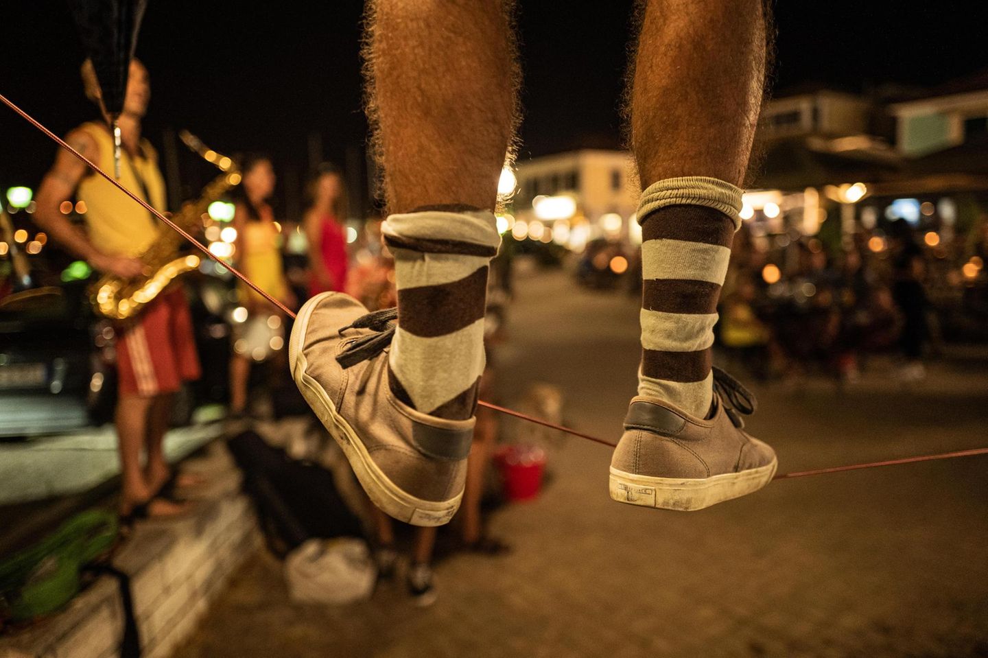 Fred hängt in seiner Show ganz schön durch. Der Akrobat aus Alaska tanzt seit vielen Jahren auf dem Seil. Das sieht lässig aus, braucht aber viel Übung