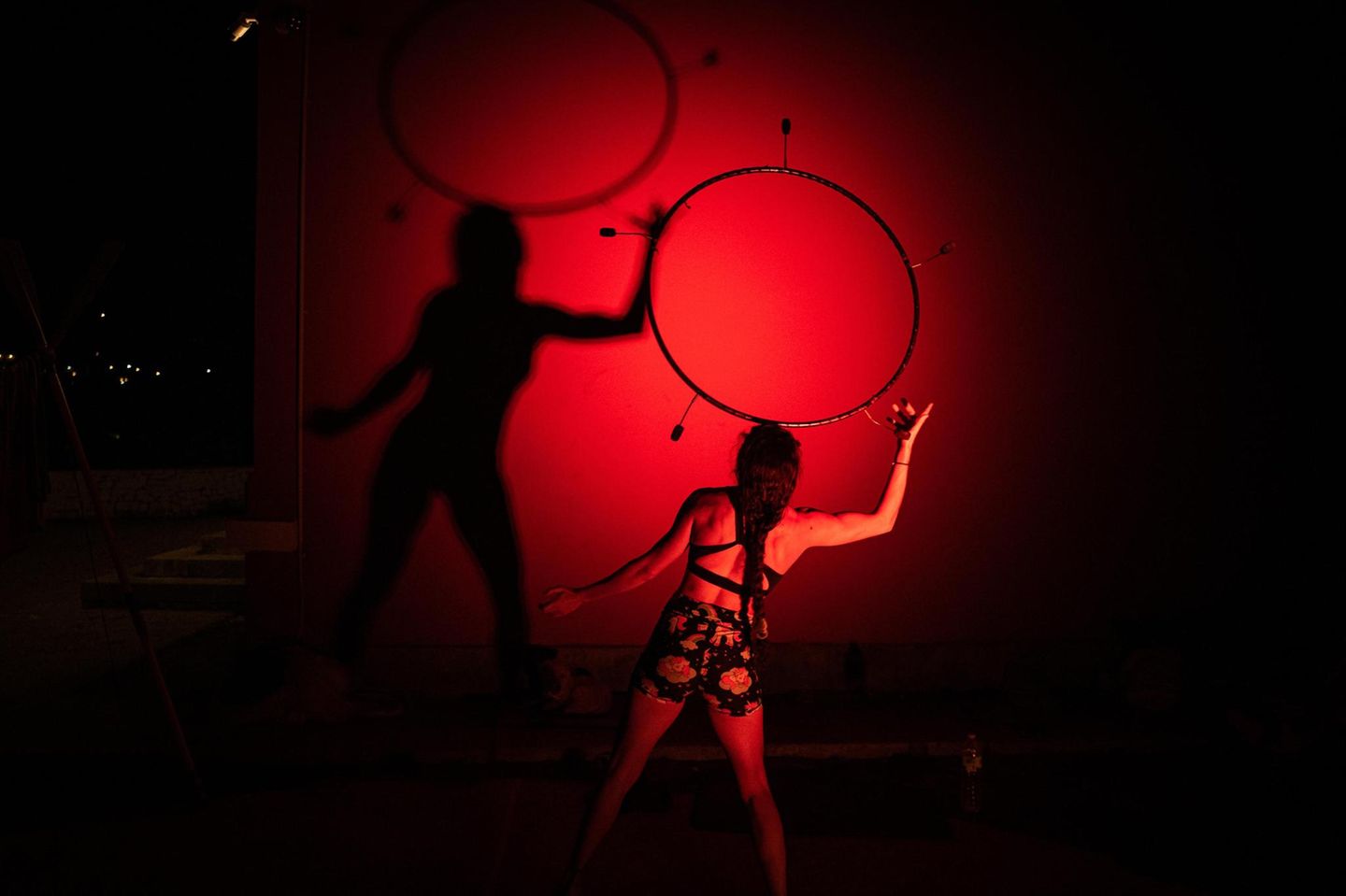 Das zieht Kreise: Die Clowns schaffen – wie hier auf Paxos – mit minimalem Aufwand die tollsten Effekte und stellen damit so manchen normalen Zirkus in den Schatten