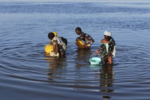 In Mali, Westafrika, holen Mädchen Wasser aus dem Niger