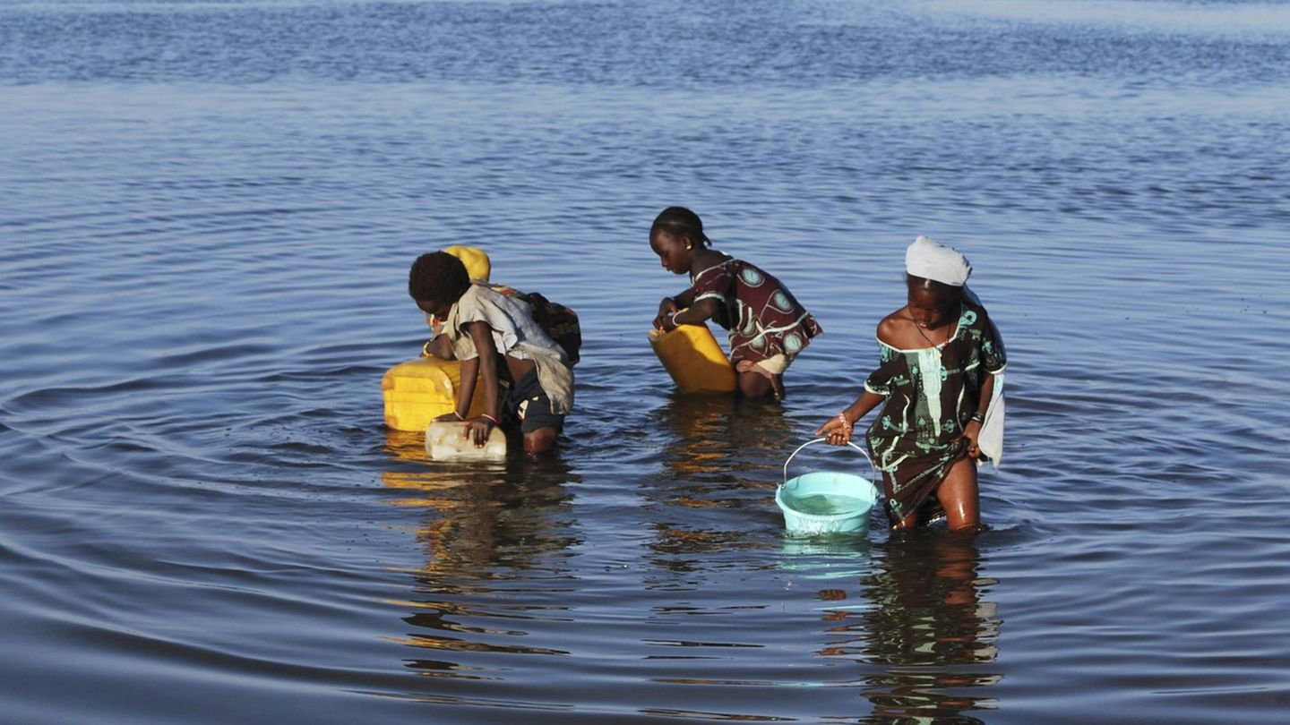 In Mali, Westafrika, holen Mädchen Wasser aus dem Niger