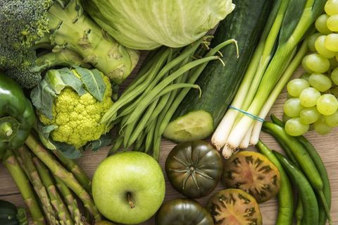 Grünes Gemüse und Obst auf einem Holztisch
