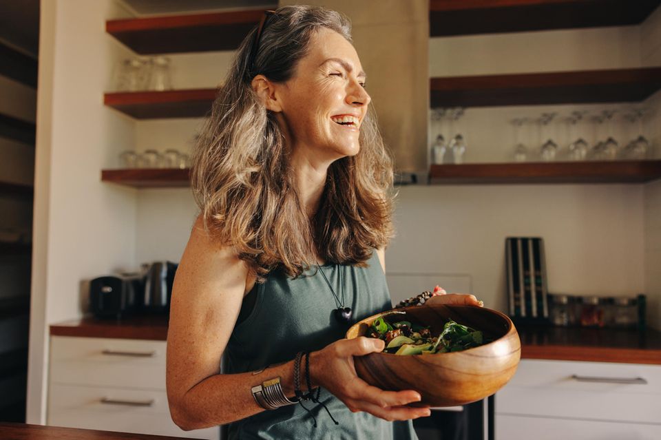 In der Menopause lagert sich bei vielen Frauen vermehrt Fett am Bauch an. Das hat Tücken: Bauchfett setzt Botenstoffe frei, die Krankheiten wie Bluthochdruck und Entzündungsprozesse begünstigen. Mit der richtigen Ernährung schützen Frauen sich (Symbolbild) 1.4938
