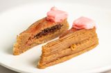 Zwei Stücke Kuchen nebeneinander, das Linke hat eine Schokoladenfüllung