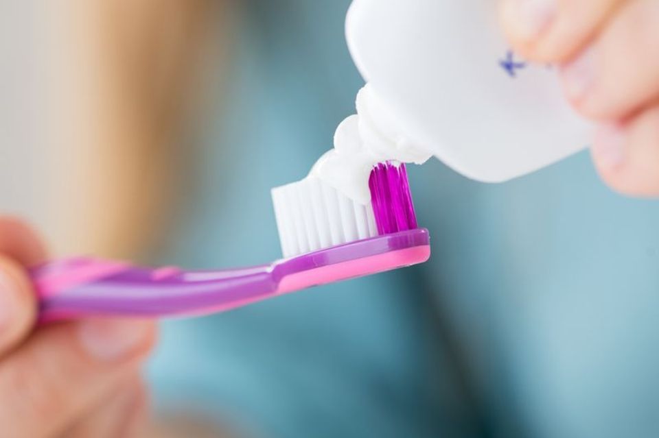 Für das Weiß der Zahnpasta ist in so einigen Fällen der Farbstoff Titandioxid verantwortlich. In Lebensmitteln ist er mittlerwei