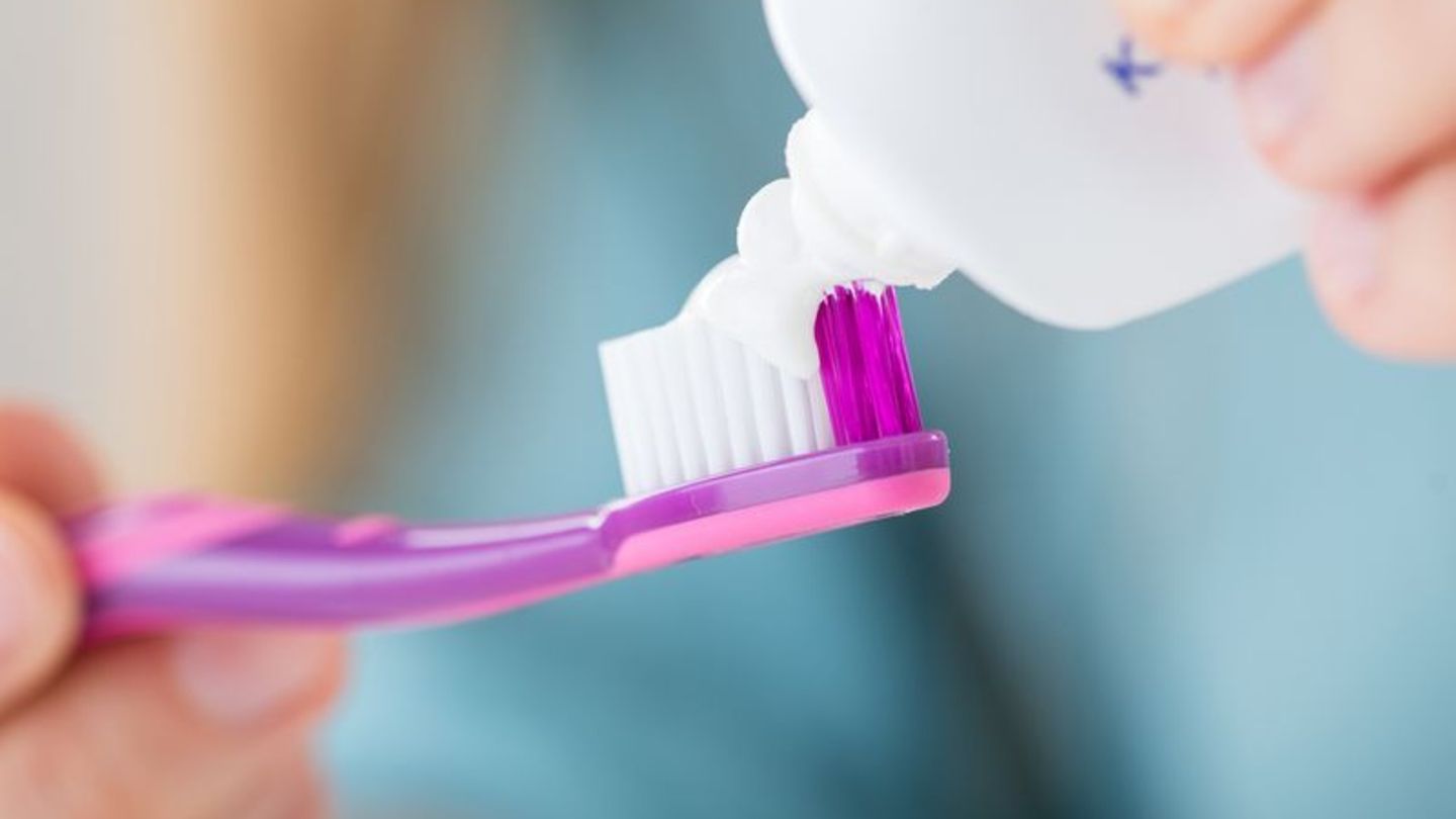 Für das Weiß der Zahnpasta ist in so einigen Fällen der Farbstoff Titandioxid verantwortlich. In Lebensmitteln ist er mittlerwei Für das Weiß der Zahnpasta ist in so einigen Fällen der Farbstoff Titandioxid verantwortlich. In Lebensmitteln ist er mittlerwei