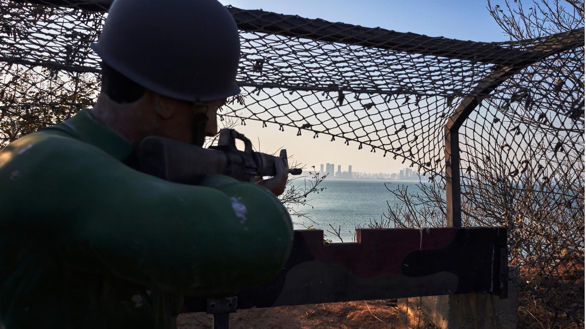 Nur wenige Kilometer trennen den Pappsoldaten, eine Touristenattraktion auf der taiwanischen Inselgruppe Kinmen, von der chinesischen Fünf-Millionen-Stadt Xiamen