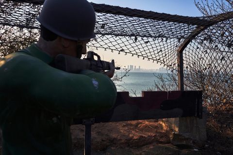 Nur wenige Kilometer trennen den Pappsoldaten, eine Touristenattraktion auf der taiwanischen Inselgruppe Kinmen, von der chinesischen Fünf-Millionen-Stadt Xiamen