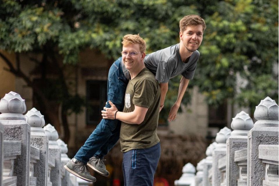 Lovis Wiefelschütz trägt seinen Freund Alexander Källner über der Schulter auf einer Brücke in Vietnam.