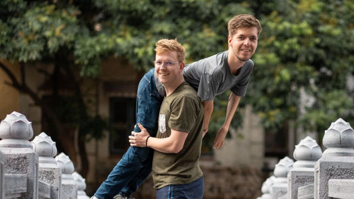 Lovis Wiefelschütz trägt seinen Freund Alexander Källner über der Schulter auf einer Brücke in Vietnam.