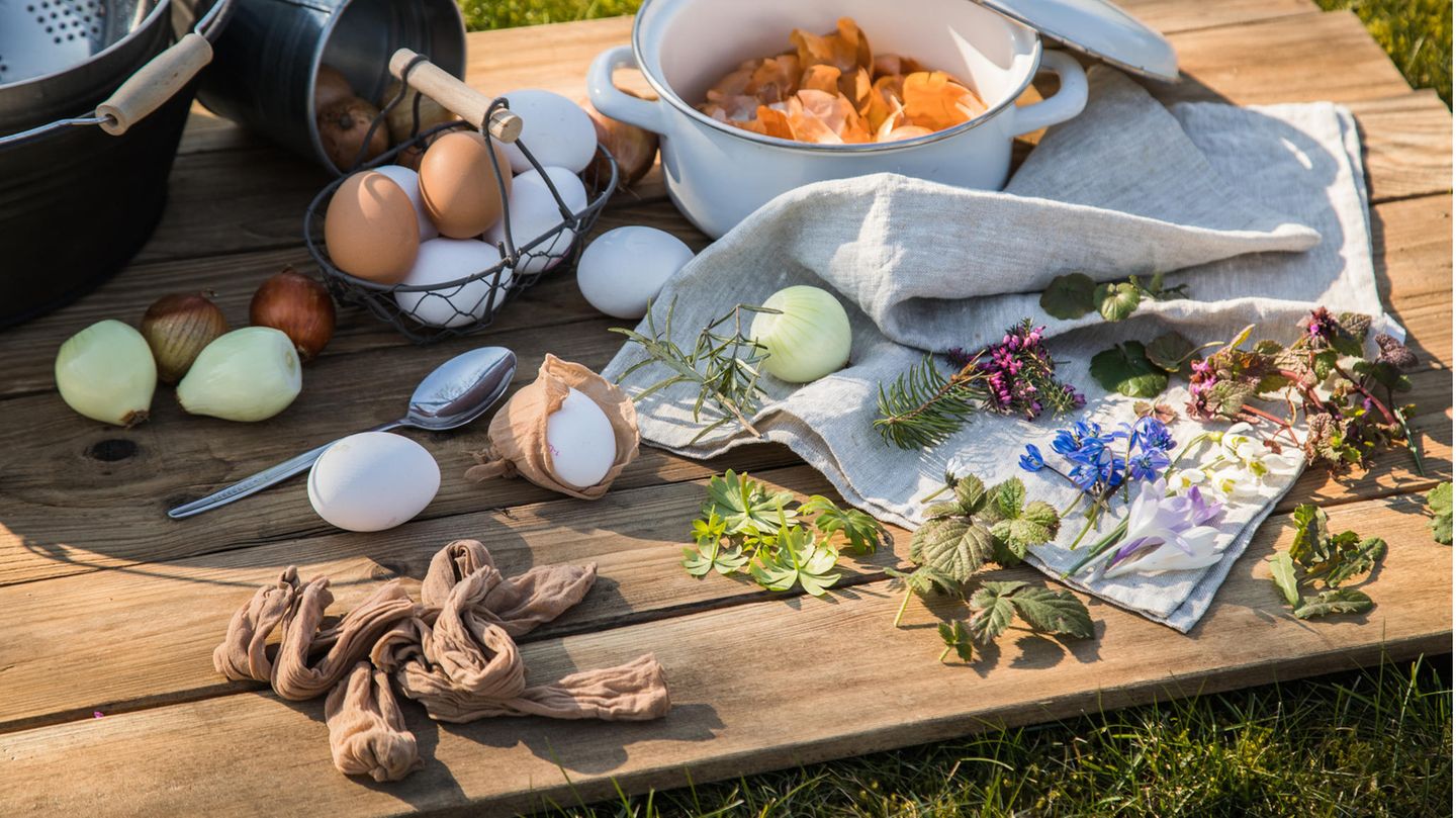 Eier färben mit Zwiebeln