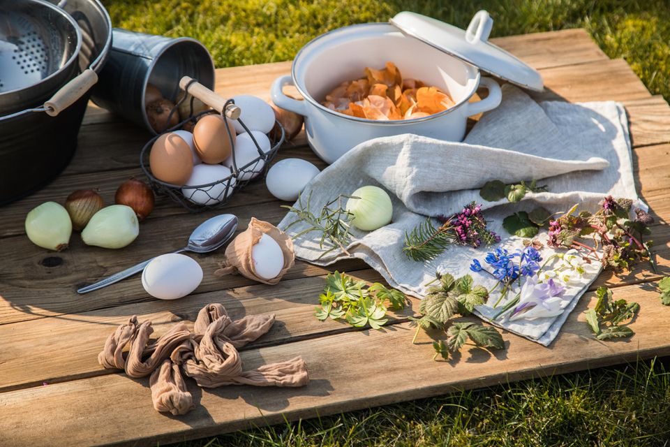 Eier natürlich färben Eier färben mit Zwiebeln