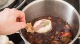 Eier färben mit Zwiebelsud