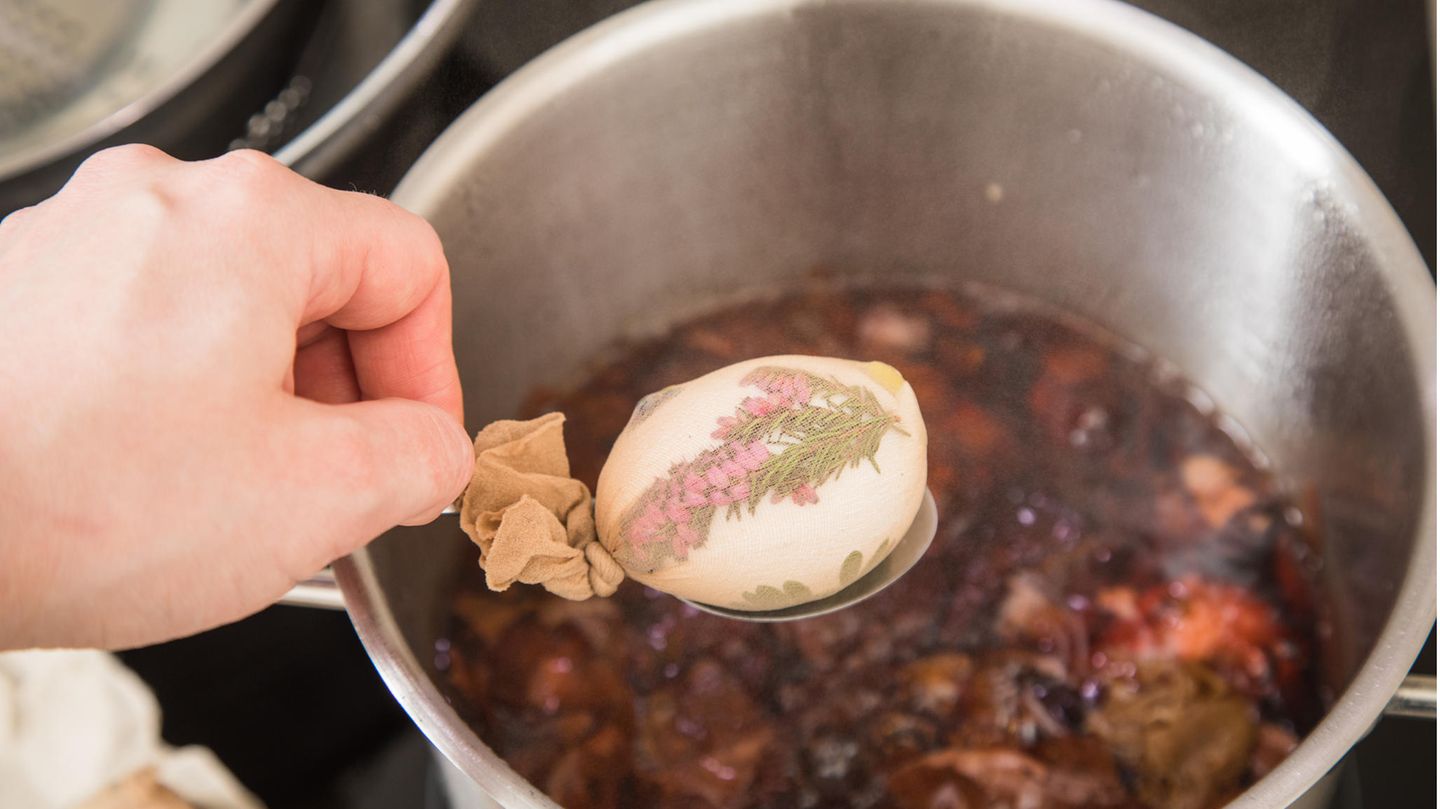 Eier färben mit Zwiebelsud