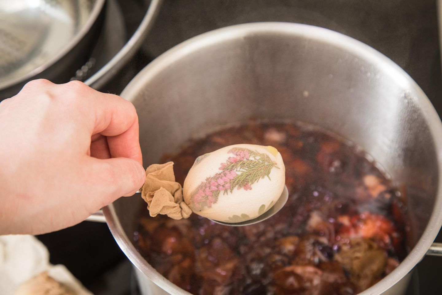 Eier färben mit Zwiebelsud