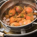 Eier in natürlichem Färbewasser