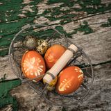 Eier mit floralen Mustern im Körbchen
