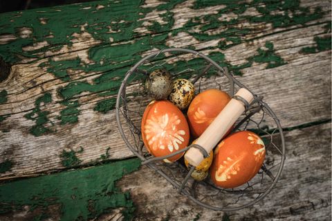 Eier mit floralen Mustern im Körbchen