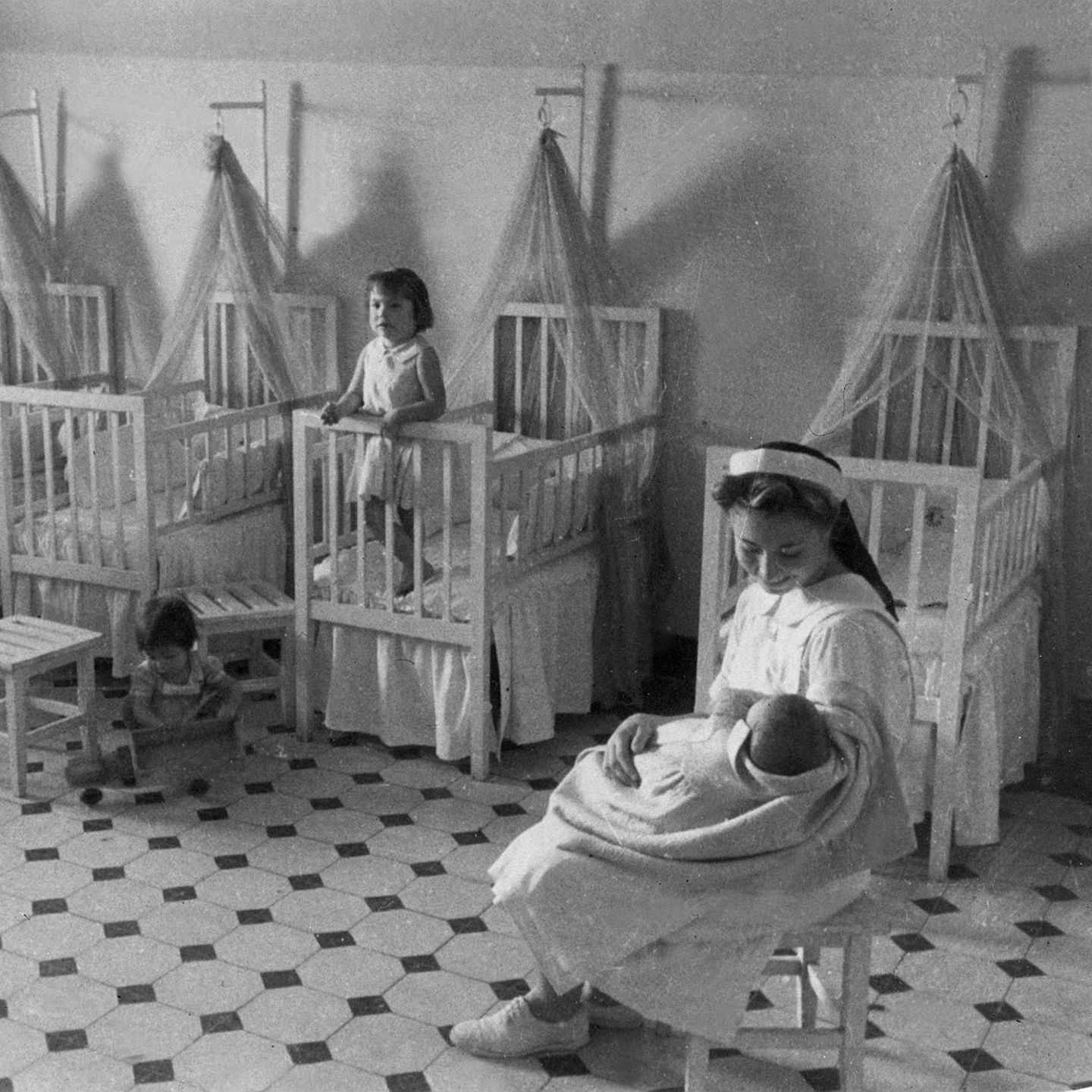 Beschaulich wirken auf Fotos wie diesem Bild aus den 1940er Jahren die Kinderheime des Auxilio Social ("Sozialhilfe"), einer Organisation der faschistischen Bewegung. Doch ehemalige Bewohner berichten von Hunger, Schikanen und harten Strafen