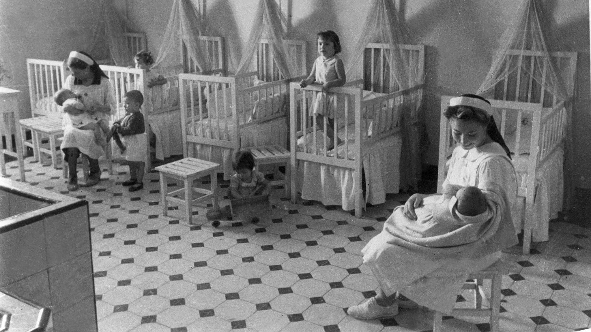 Beschaulich wirken auf Fotos wie diesem aus den 1940er-Jahren die Kinderheime des Auxilio Social ("Sozialhilfe"), einer Organisation der faschistischen Bewegung. Doch ehemalige Bewohner berichten von Hunger, Schikanen und harten Strafen