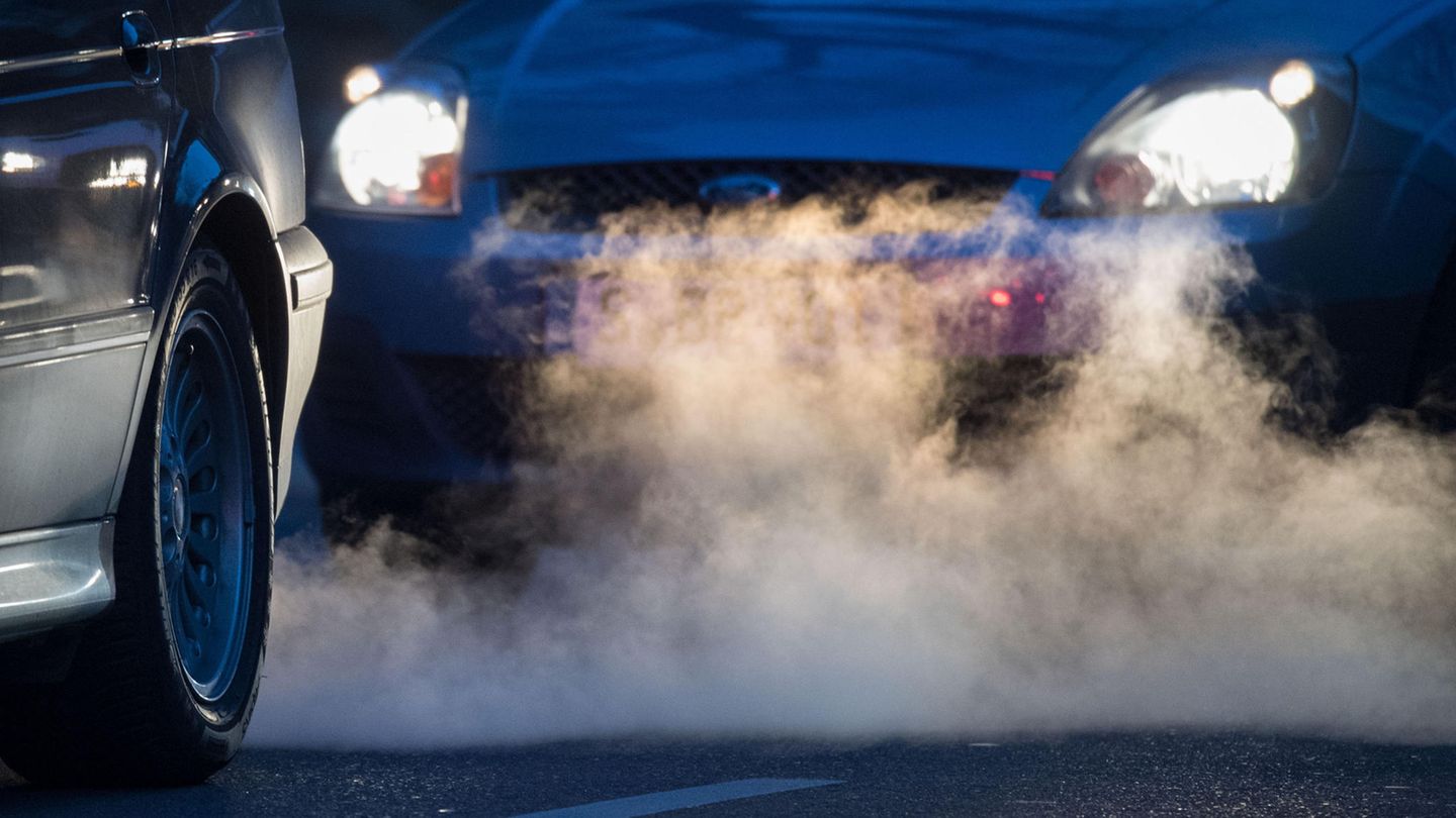 Auto-Abgase im Scheinwerferlicht