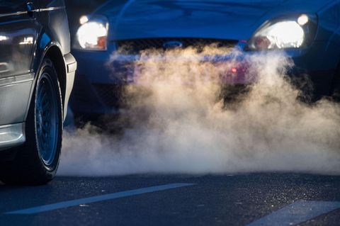 Auto-Abgase im Scheinwerferlicht