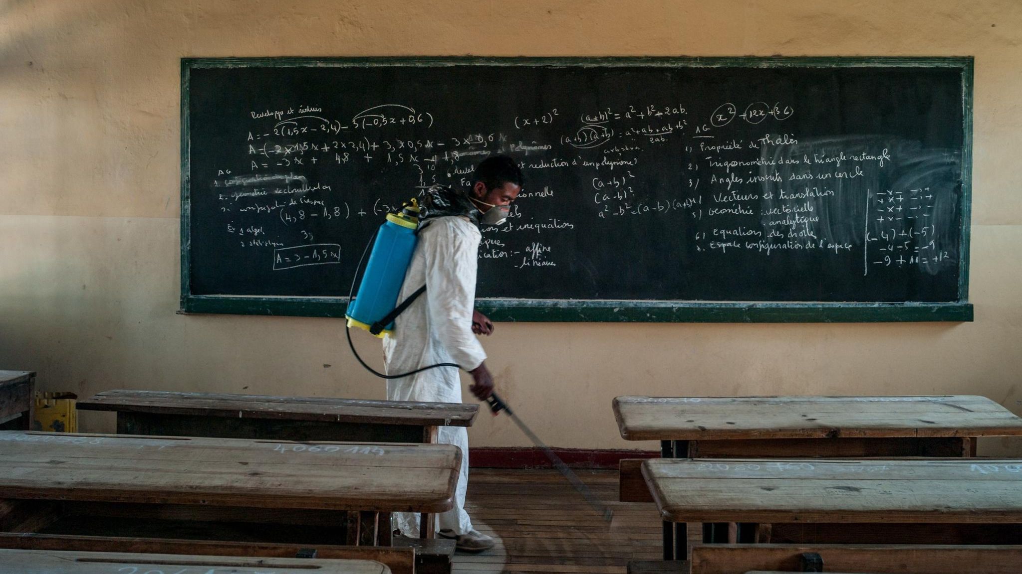 Seuchen: Auf der Insel Madagaskar bricht im August 2017 die Lungenpest aus. In der Hauptstadt Antananarivo desinfiziert ein Helfer einen Klassenraum Auf der Insel Madagaskar bricht im August 2017 die Lungenpest aus. In der Hauptstadt Antananarivo desinfiziert ein Helfer einen Klassenraum