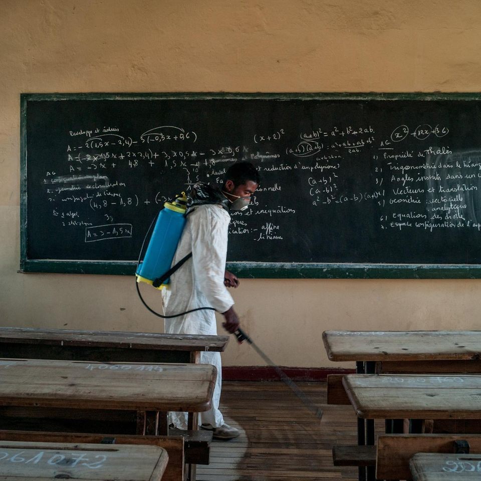 Auf der Insel Madagaskar bricht im August 2017 die Lungenpest aus. In der Hauptstadt Antananarivo desinfiziert ein Helfer einen Klassenraum