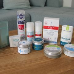 Eine Auswahl an Deodorants auf einem Tisch