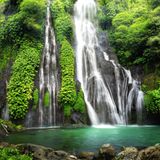 Bali, so heißt es manchmal, sei keine Insel, sondern ein Gefühl. Eine Melange aus dem Duft von Räucherstäbchen, warmem Sand zwischen den Zehen, Gamelan-Klängen und Meeresrauschen im Ohr, scharfes Sambal auf der Zunge und intensive Farben auf der Retina. Sonnenwärme wie eine Stola um die Schultern und tief drinnen das Empfinden bei sich selbst angekommen zu sein. Aber Bali ist nicht nur Introspektion. Es gibt auch einzigartige Kultur, jede Menge Yoga-Oasen, perfekte Wassersportbedingungen und überbordende Natur, wie etwa die sehenswerten Reisterrassen und die Wasserfällen rund um Ubud.