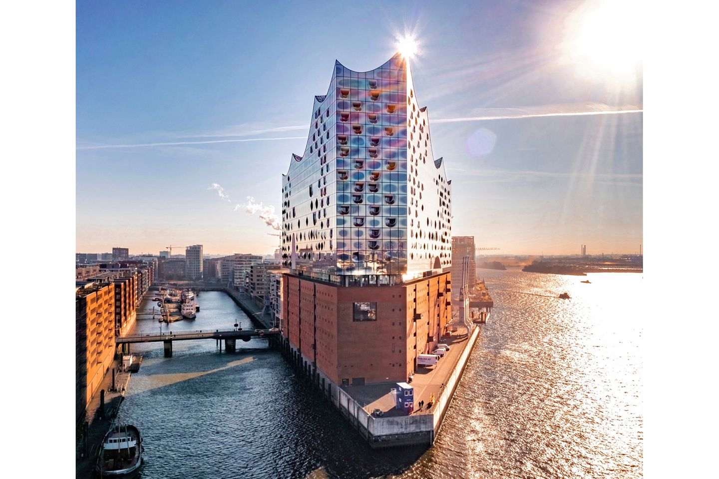 Blick auf die Elbphilharmonie bei Sonnenschein