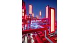 Rooftop-Bar mit vielen roten Elementen, die in den Himmel ragen