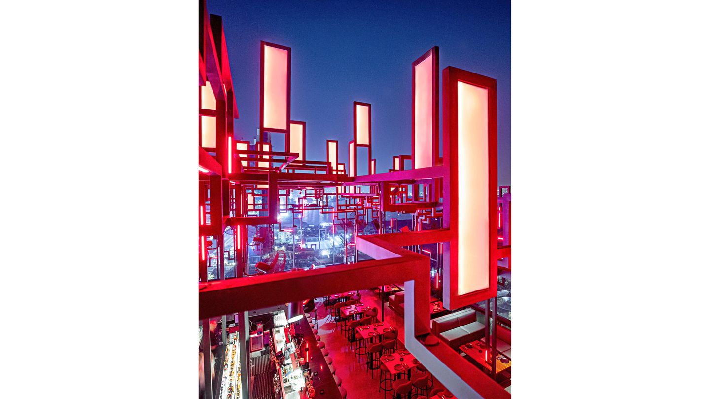 Rooftop-Bar Spine, Libanon Rooftop-Bar mit vielen roten Elementen, die in den Himmel ragen