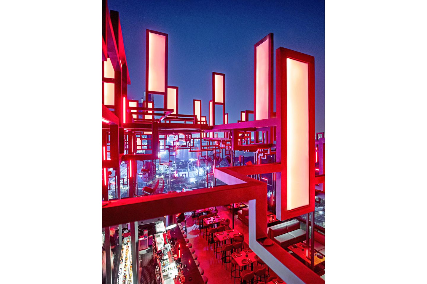 Rooftop-Bar mit vielen roten Elementen, die in den Himmel ragen