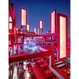 Rooftop-Bar mit vielen roten Elementen, die in den Himmel ragen